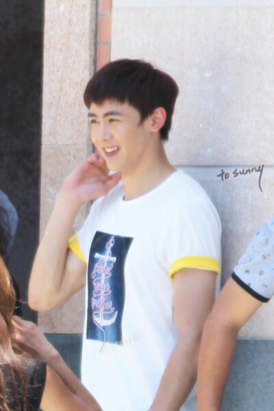 20130808#nichkhun##一又二分之一的夏天#尼坤探班无剧透照片~接下来是移动画报的矿泉水CF~喝水就喝吧还鼓鼓脸神马的&gt;&lt;【转载请注明出处谢谢~】