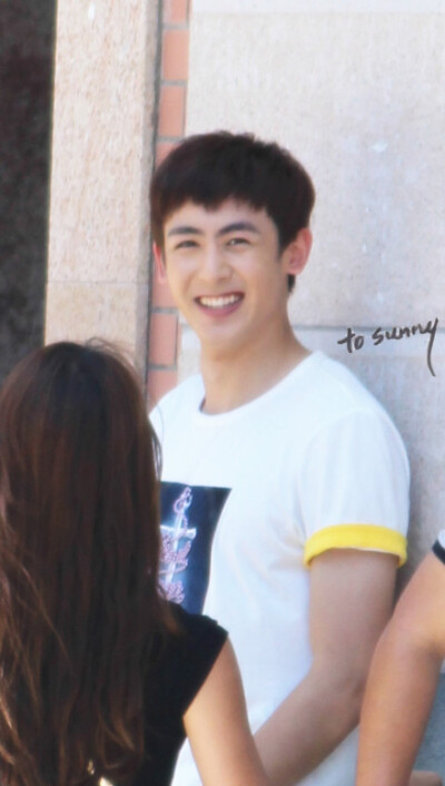 20130808#nichkhun##一又二分之一的夏天#尼坤探班无剧透照片~接下来是移动画报的矿泉水CF~喝水就喝吧还鼓鼓脸神马的&gt;&lt;【转载请注明出处谢谢~】