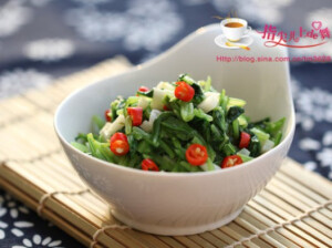 蒜蓉萝卜秧 用点蒜蓉和小辣椒来搭配它，青青绿绿的萝卜秧苗，蒜蓉特有的香味，舌尖上还跳跃着微微的辣味，而萝卜秧苗的根部很脆有点嚼劲，让这道普通的,简单食材的小菜呈现丰富的层次感，很美味哟。