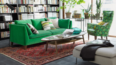自然清新的客厅里放着 STOCKHOLM 斯德哥尔摩 绿色环保沙发