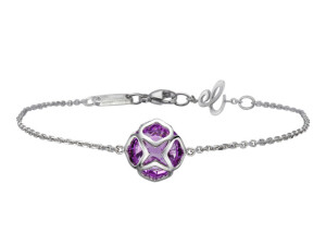 七夕情人节，是情侣间见证情爱坚贞的甜蜜季节。萧邦最新款式Imperiale系列珠宝优雅风范一脉相承，浪漫独特的莲花造型设计韵致柔婉，镶嵌紫水晶更让珠宝增添神祕气息，适合馈赠甜美心仪的甜蜜恋人。