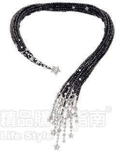 Chanel 1932顶级珠宝系列Nuit de Diamant项链     犹如闪亮星雨散落于黑钻的苍穹，这款项链完美结合了白钻的光彩夺目与黑钻的神秘深邃。