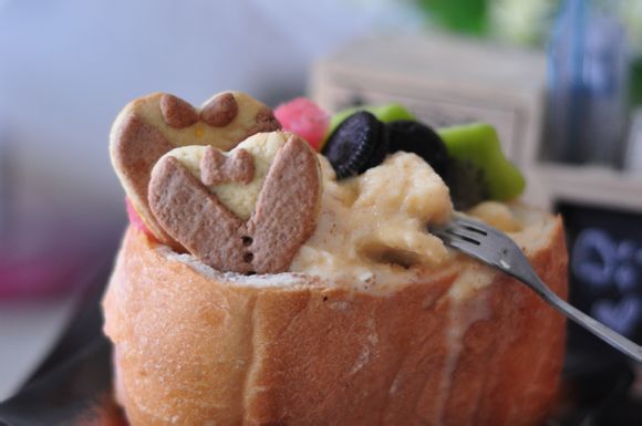 【饼干冰淇淋土司】1，取土司的一半，用刀将内芯挖出来；（如果是长方体的白土司就更好啦~~我刚好米有买到~~呜呜~~等姐姐我有钱了一定去入个面包机&gt;&lt;） 2，内芯部分切成小块，小块间用黄油和芝士粉填着~~再入烤箱烤十分钟左右。出烤箱的土司外硬内软； 3，烤土司的时候，准备好土司上要装饰的材料，水果切块，冰淇淋挖球~； 4，等土司烤箱出炉后，马上放上冰淇淋~再插上做好的爱心饼干和切好的水果~~