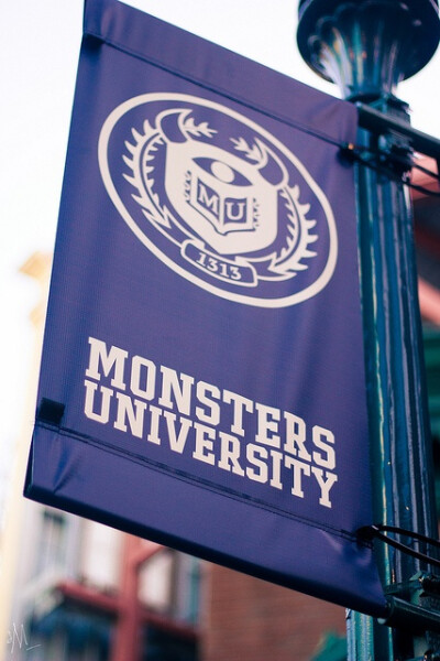 Monsters University的路旗