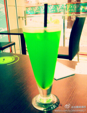【橙皮冰酒Curacao Cooler】 材料：深色朗姆酒60毫升、白色橙皮酒45毫升、生鲜柠檬汁30毫升、气泡水、柳橙片 制法：除了气泡水和柳橙片之外，将所有材料与碎冰倒入雪克杯，充分摇匀后，倒入冷却的高球杯。接着在杯中加入气泡水，轻轻搅拌，并放上柳橙片~~