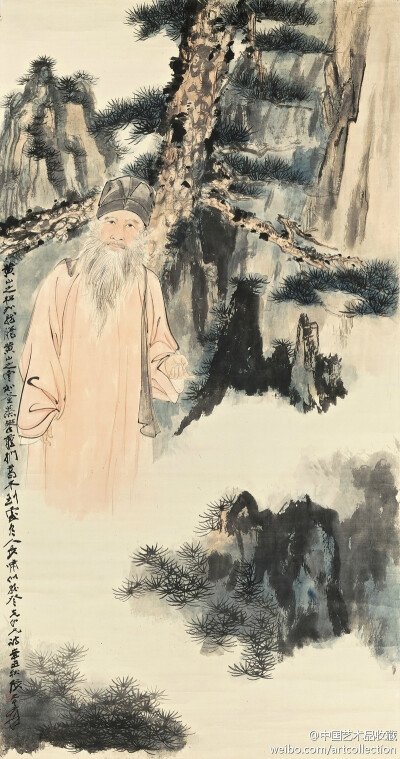 #国画#【 张大千 《黄山自画像》 】纸本设色，1961年作。 画中，张大千呈现正面全身，头戴东坡帽，身披长袍，腿部以下已隐没于烟云绕荡间。背后的松树宛似苍虬，粗干如披鳞甲，斑驳嶙峋，形状如臂，左右伸出成荫护之…