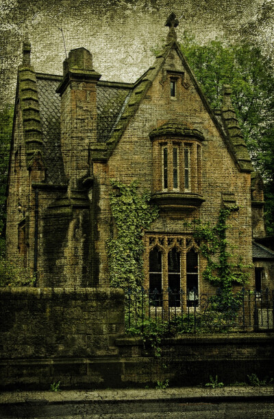 Gothic House, Dalry Cemetery, Edinburgh