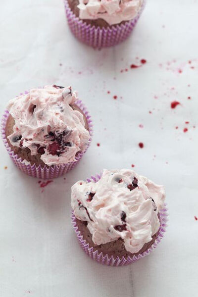 crushed blackberry cupcakes