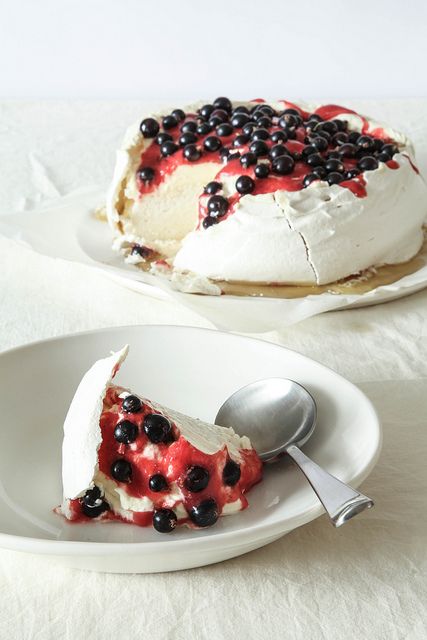 kiwi pavlOva with cotswolds blackcurrants