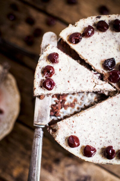 Stracciatella cheesecake with brownie crust