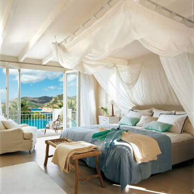 卧室是梦幻的，有阳台，有阳光，还有大大的落地窗。