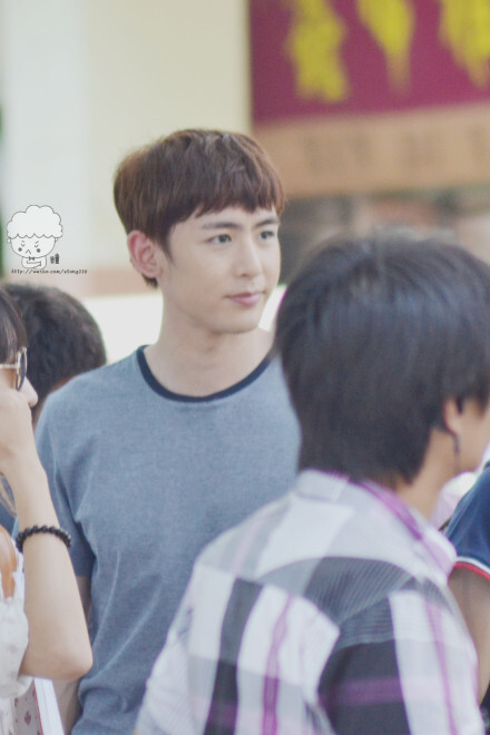 #一又二分之一的夏天##Nichkhun#中午好hing~Khun演员今天拍戏也怀挺嗷嗷。【爬去默默填坑