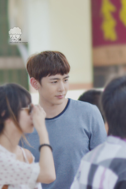 #一又二分之一的夏天##Nichkhun#中午好hing~Khun演员今天拍戏也怀挺嗷嗷。【爬去默默填坑