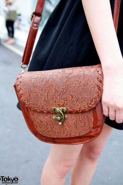 Brown encrusted bag 雕花很复古~