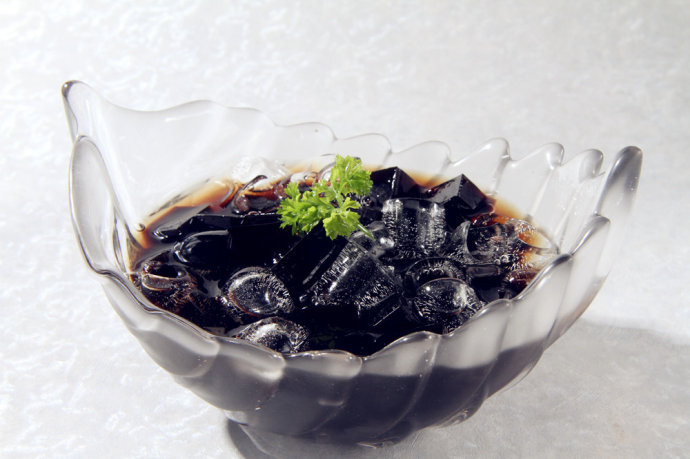 仙草茶500克 果冻粉15克 水50克 糖30克制作: 1,果冻粉加水拌匀溶解