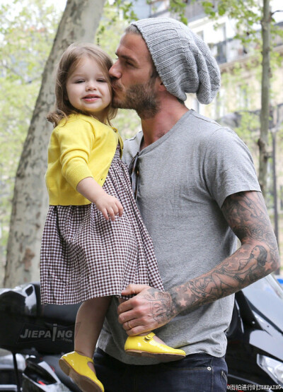 “贝小七”两周岁咯！哈珀·赛雯·贝克汉姆(Harper Seven Beckham)超Q出街瞬间回顾 - 街拍进行时 - 街时网 - 2013年最新街拍图片资讯