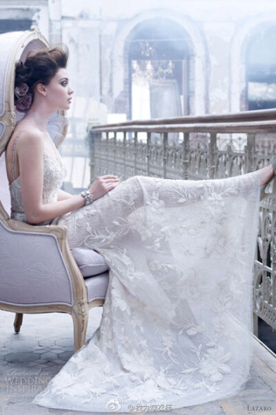 Lazaro 婚纱系列，延续了品牌传统的工艺与造型，极致的奢华梦幻的婚纱礼服，位于古旧的建筑中，充满梦幻色彩的镜头中展示唯美浪漫情怀。