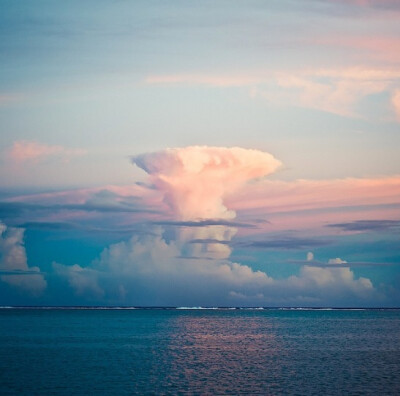 天空的湛蓝是不经意间的心动，那纯粹的空旷背后是广袤的天地。