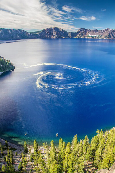 Giant Swirl At Crater Lake National Park, ... 大漩涡在火山湖国家公园