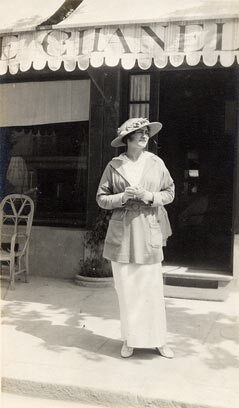 Gabrielle Chanel na frente de uma loja Chanel em Deauville-1913imissu520.taobao.com