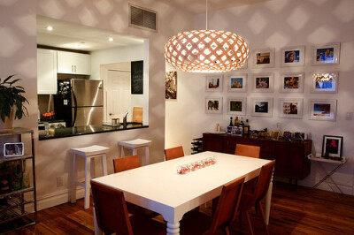 餐厅是梦幻一样的颜色，有吊灯，有吧台，还有照片墙。