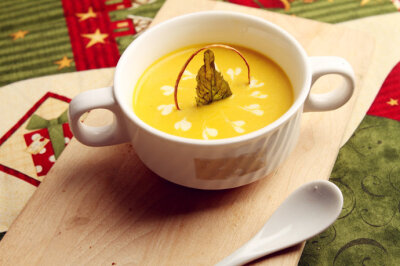 全家人的清新营养早餐【奶油南瓜汤】材料： 南瓜丁100克、洋葱丁15克、鸡高汤150毫升、奶油适量、鲜奶油30毫升、盐和白胡椒粉适量做法： 1、平底锅加热奶油，炒香洋葱丁，加入南瓜丁炒软。 2、再加入鸡高汤，煮开后…