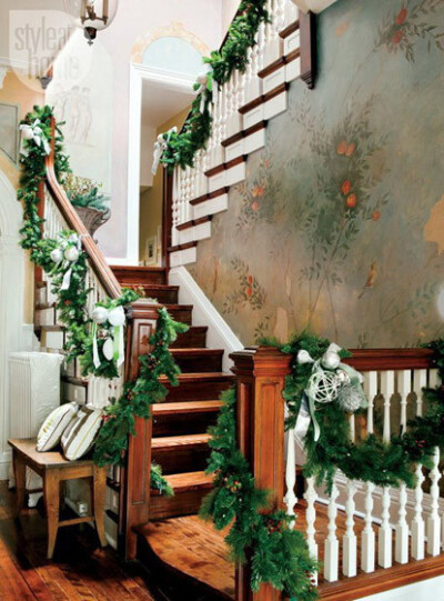 楼梯缠绕着绿植，虽然是假的，也能够带来小清新的格调。