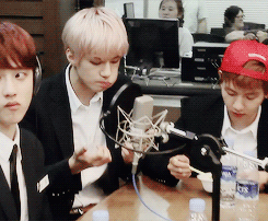 莫啊~~！！世勋塞了一嘴的样子好可爱啊！！！话说嘟嘟别学灿烈那样舔啊~~~！！