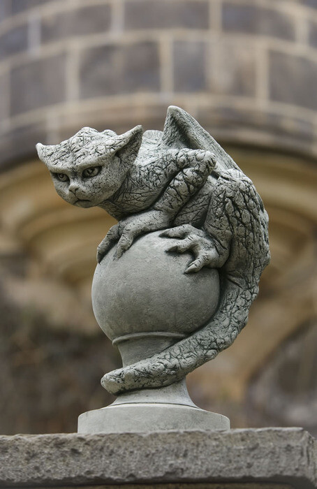 sherrygrrl: Oscar Garden Statue Cat-Dragon-Gargoyle