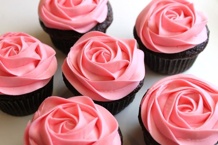 How to frost a rose on a cupcake in 20 seconds! Looks great AND good to know!