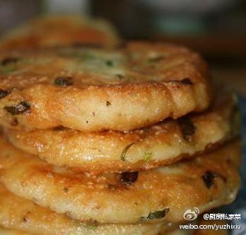 【#美食#-葱香土豆煎饼】1.土豆去皮后切成细细的丝；大葱切成葱花；2.土豆丝和葱花、虾皮放在一个大点的容器里，加少许盐、鸡精、胡椒粉和橄榄油拌匀；3.混合好的土豆丝加少许的水和适量的面粉搅拌成糊状；4.平底煎锅烧热，加少许油，把土豆丝面糊煎成两面金黄的小饼饼；5.完成，好香啊。