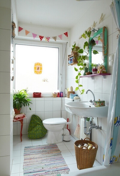 一点点绿植给室内空间带来的转变。简单，有效。source:jasna.janekovic