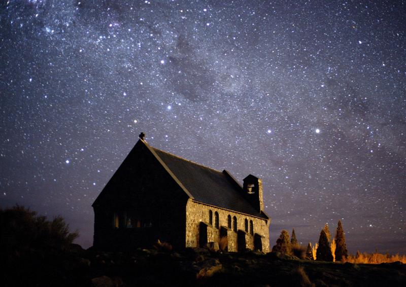 紐西蘭 Lake Tekapo-星空下的教堂 The Church of the Good Shepherd at Lake Tekapo with Southern Cross in the background. Photo by Fraser Gunn