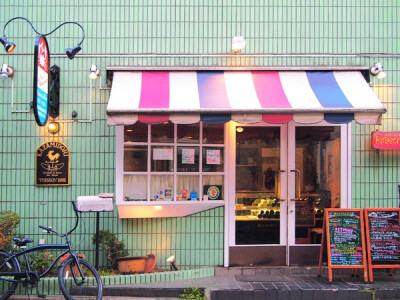 东京的咖啡小馆，颜色让人欢喜。