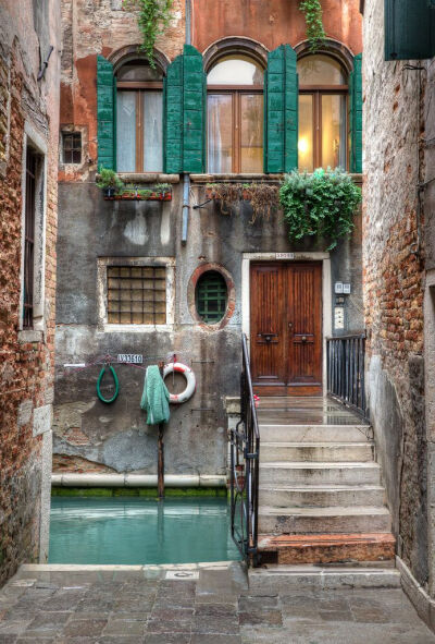 威尼斯的私人住宅，碧蓝的湖水汩汩流过.