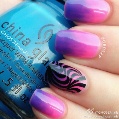 China Glaze - You drive me coconuts &amp; Isle see you later，没错又是Sunsational Collection，这个系列我还要玩很久。。无名指ENAS - A35~