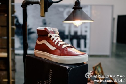 在近日的Agenda Las Vegas上 Diemme x Vans Vault Fall 2013 Collection高调现身 合作款式包括Vans经典的Slip-On Sk8-Hi Old Skool以及两双远足靴 这些产品的产地均为意大利蒙塔波卢纳 皮革质地也十分出众 ps 明年夏天欧洲各大网站的sales上 又可以买到心仪的靴子啦……