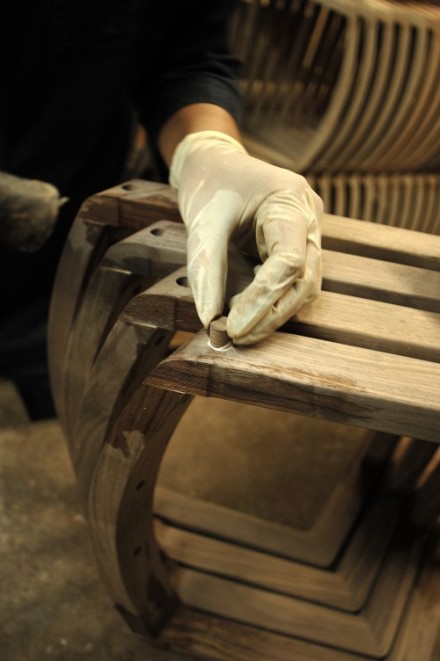 想要了解家具工艺的朋友推荐看这部短片【椅子の成る木】http://t.cn/zQ0eyKg ，由日本德岛县的宮崎椅子製作所拍摄，内容是关于宮崎椅子的方方面面，包括制作椅子的过程，皮革面料的加工工艺，怎么和设计师合作等等。