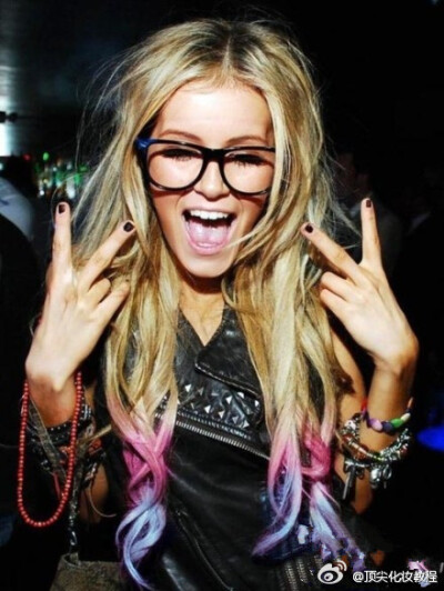 【女人最想让男人知道的5件事】①我哭，无论是否是你的错，你都一定要哄我。②你不需要帅，但一定要干净。③我每月有几天脾气较大，可以大挑道理发脾气，你最好一个月忍我几天。④我发脾气甩你电话，其实是想你立刻…