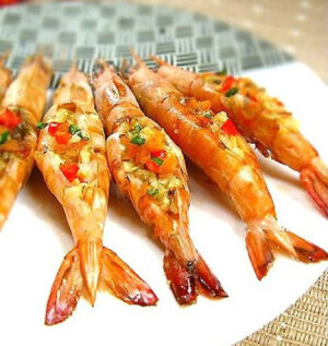 蒜香烤大虾 虾  10只 青椒  少许 蒜头  少许 红椒  少许 作法 1.虾去须背部开刀去沙肠～加料酒盐鸡精腌制十分钟～ 2.青红椒蒜头全部剁成米粒大小放油里炸至金黄不用太干捞起控油后～均匀放置虾背上撒上少许胡椒粉放入烤箱烤五分钟即可～