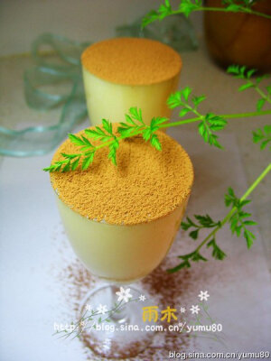 黄桃慕斯杯 1.鱼胶粉倒入约6倍量的黄桃水，混合后，隔水加热至完全融合，很黏稠，关火晾凉 2.黄桃、酸奶、白糖一起用榨汁机打成泥。 3.鱼胶液摸着不烫手，而且能流动的情况下倒入打好的黄桃泥中，再打几秒中，使两者充分混合 4.倒入透明的玻璃杯，或其它容器也可以，放入冷箱冷藏几小时后取出。 5.吃的时候，在表面筛上一层可可粉。