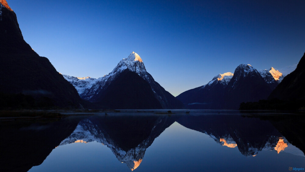 湖中倒影‧谷中回聲－紐西蘭，米佛峽灣(Milford Sound Sunrise New Zealand)