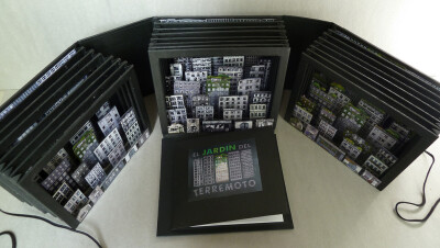 Escrito por Jacqueline Balcells / Written by Jacqueline Balcells - Libro abierto y sus tres túneles: ciudad, terremoto y jardín / Open book and his three tunnels: city, earthquake and garden