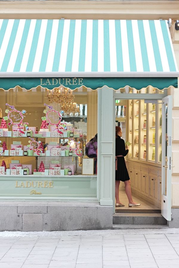 法国著名奢侈蛋糕店Laduree—拉朵蕾。