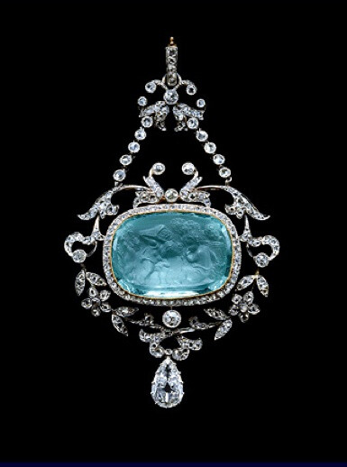 The aquamarine cameo with facetted back represent four Cupids (putti) playing the part of vintagers