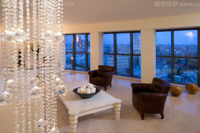 大酒店套房会客厅上的水晶灯饰，大水晶球