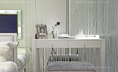 床头的水晶珠帘墙，让你的生活更妖娆