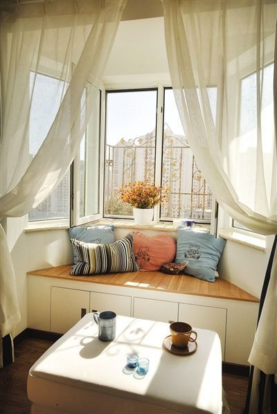 在阳台上喝杯下午茶吧~其实觉得像是个飘窗？