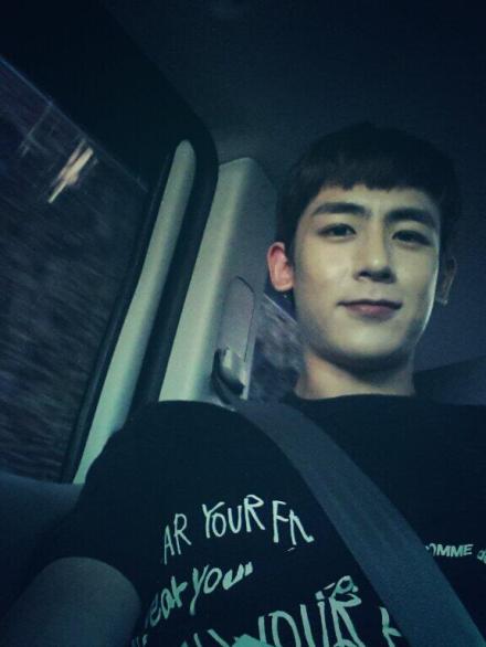 130831 Khunnie Twitter更新一则 转载注：www.forkhun.com【Why ears....why??... hahah หู...นายทำไม ต้องแดงแบบนี้?? 내 귀만 왜 이래?? = b 译：耳朵为什么....为什么？？...哈哈 为什么...耳朵好红？？我的耳朵怎么了？？=b】三语的“耳朵好红”