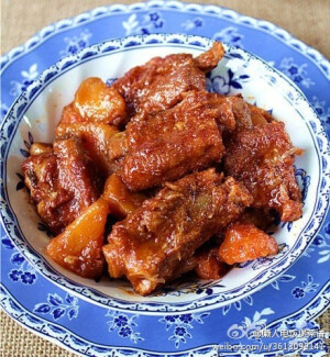 【韩式辣酱焖排骨】调料：大蒜、韩式辣椒酱、 细砂糖、酱油、 盐。做法：1土豆，胡萝卜切滚刀块，洋葱切片。 2排骨洗净，和土豆，胡萝卜，洋葱一起放入内胆，放入韩式辣酱等所有调料。 3把调料和食材搅拌均匀，腌制10-20分钟。 4放入高压锅炖熟即可。 收起|查看大图|向左转|向右转 (12)| 转发(488) | 评论(8) 8月27日 07:3…